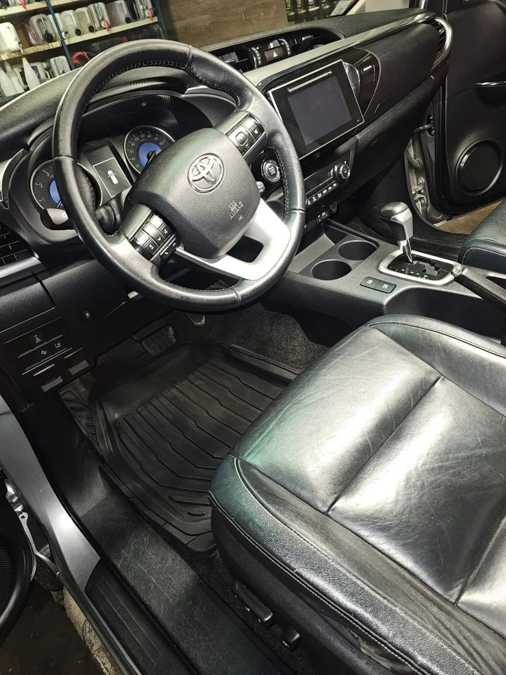 Habitacle Toyota Hilux apres nettoyage complet par Net Auto Alex