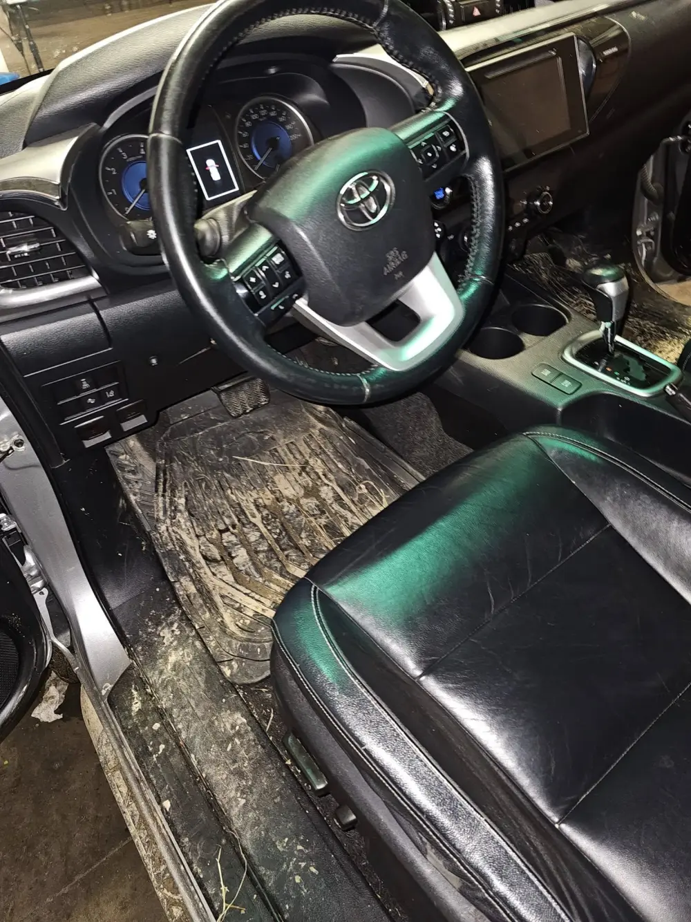 Avant : Toyota Hilux · Habitacle