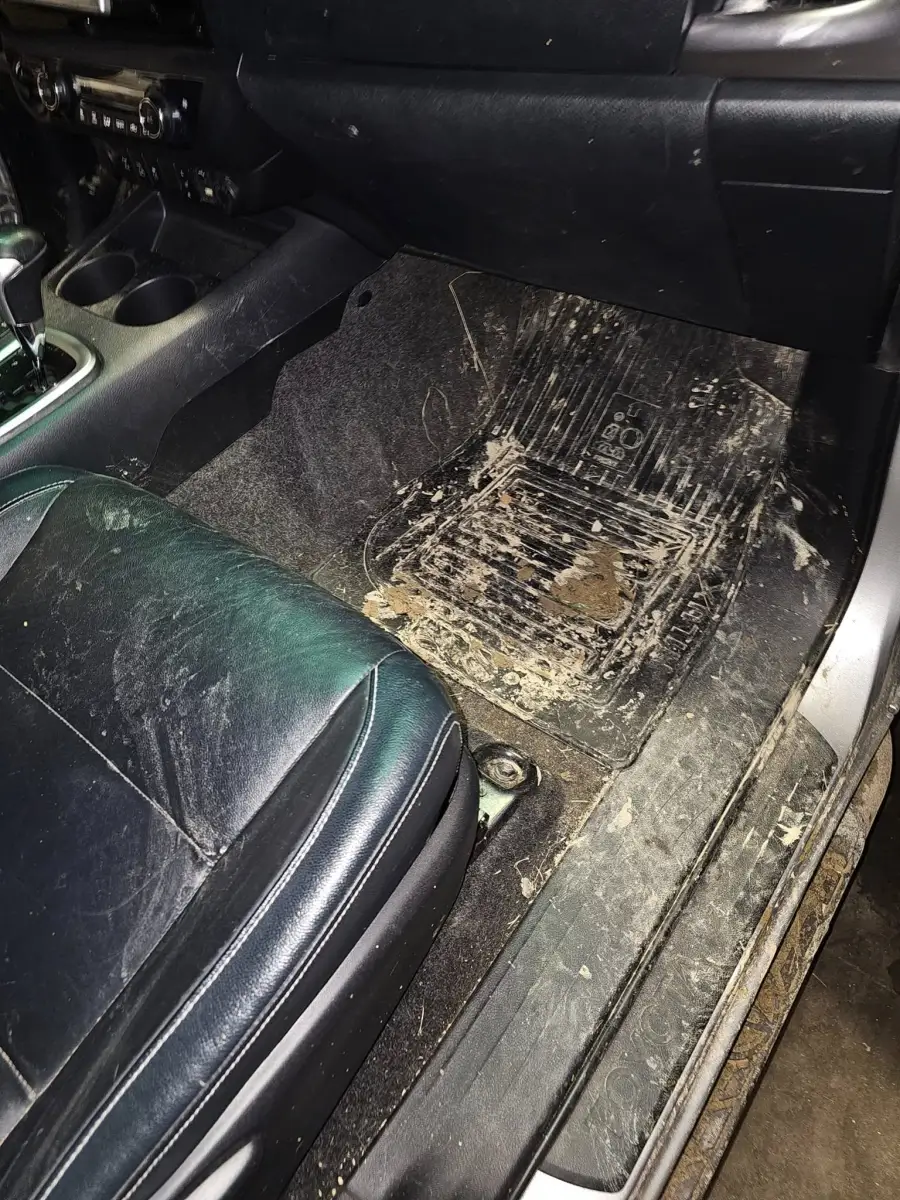 Plancher Toyota Hilux couvert de boue sechee avant nettoyage