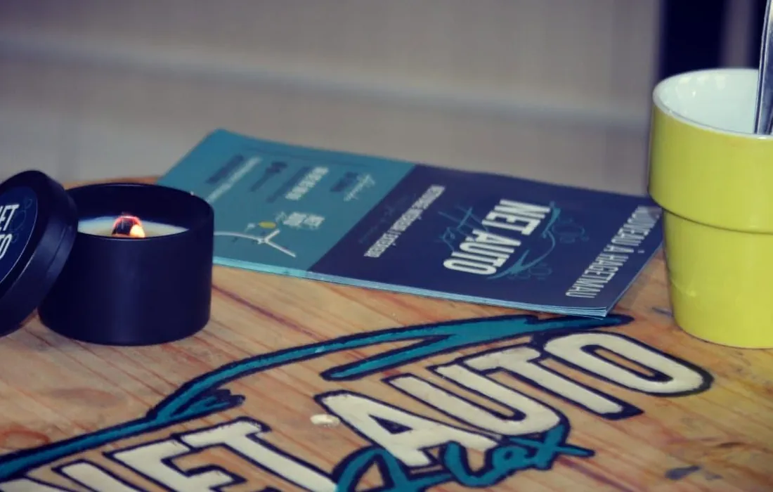 Objets de marque Net Auto Alex : flyer, bougie, mug, identite visuelle